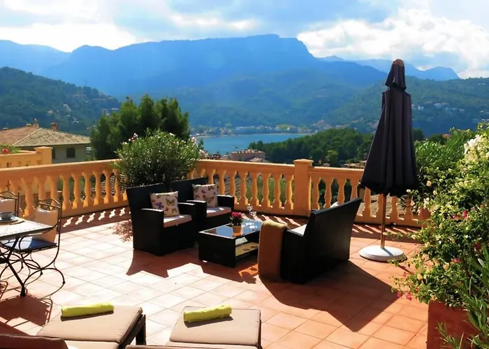 Apartamento En El Puerto De Soller Con Gran Terraza Privada Y Vistas Al Mar. Piscina Comunitaria. Localizado En Un Zona Tranquila Y Muy Soleada. Wifi Gratis Disponible. Parking.