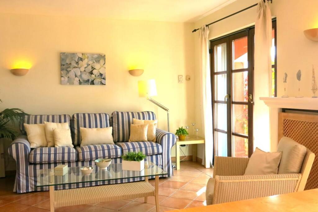 En El Con Gran Terraza Privada Y Vistas Al Mar. Piscina Comunitaria. Localizado En Un Zona Tranquila Y Muy Soleada. Wifi Gratis Disponible. Parking. *