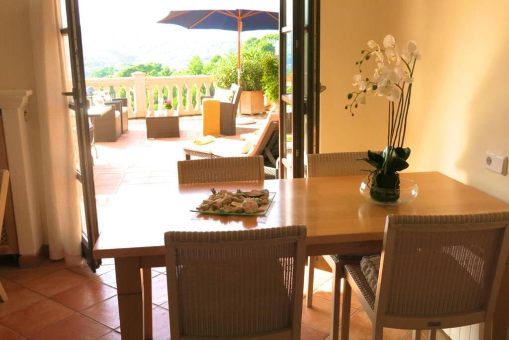 En El Con Gran Terraza Privada Y Vistas Al Mar. Piscina Comunitaria. Localizado En Un Zona Tranquila Y Muy Soleada. Wifi Gratis Disponible. Parking. Apartment