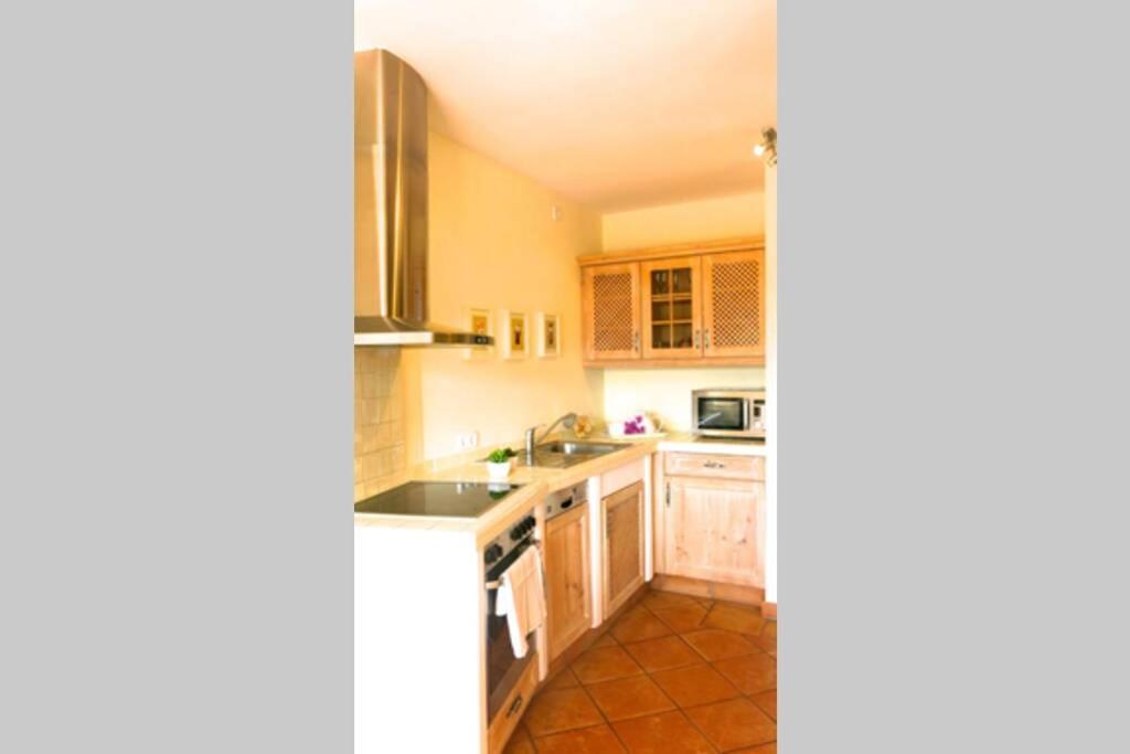 En El Con Gran Terraza Privada Y Vistas Al Mar. Piscina Comunitaria. Localizado En Un Zona Tranquila Y Muy Soleada. Wifi Gratis Disponible. Parking.